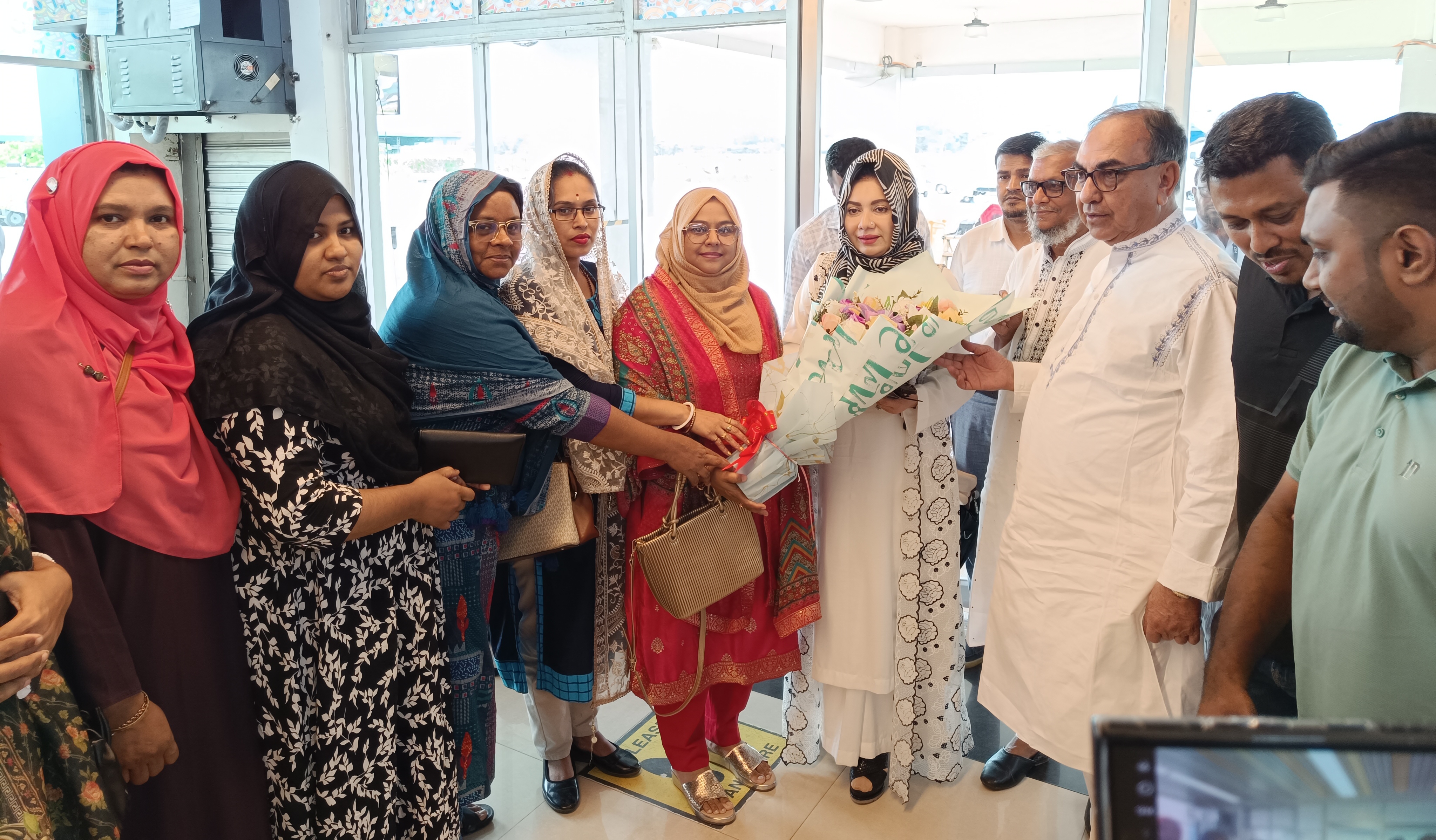 মির্জা আব্বাস ও আফরোজা আব্বাসকে স্বাগত জানালেন মহিলা দল নেতৃবৃন্দ