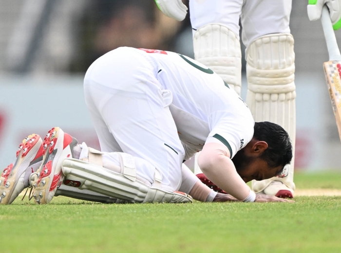 এক সেঞ্চুরিতে তিন রেকর্ড, সিজদায় মুশফিক
