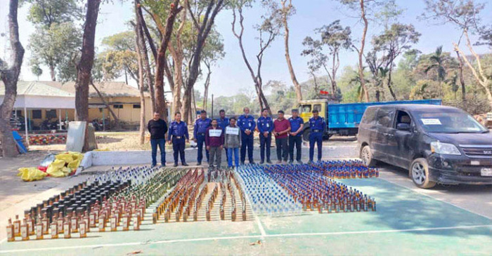 কোম্পানীগঞ্জে ভারতীয় মদ ও নোহা গাড়িসহ আটক ২