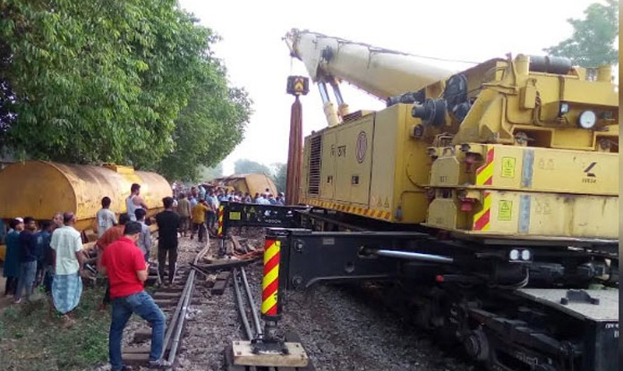 মাধবপুরে তেলবাহী ট্রেন লাইনচ্যুত: ১৪ ঘণ্টা ধরে বন্ধ সিলেটের রেল যোগাযোগ