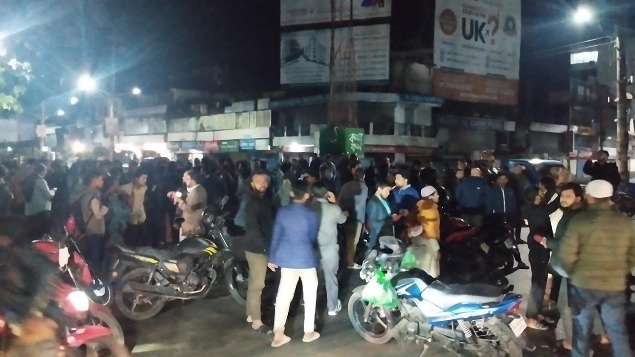 নগরীতে মধ্যরাতে সড়ক অবরোধ ও বিক্ষোভ