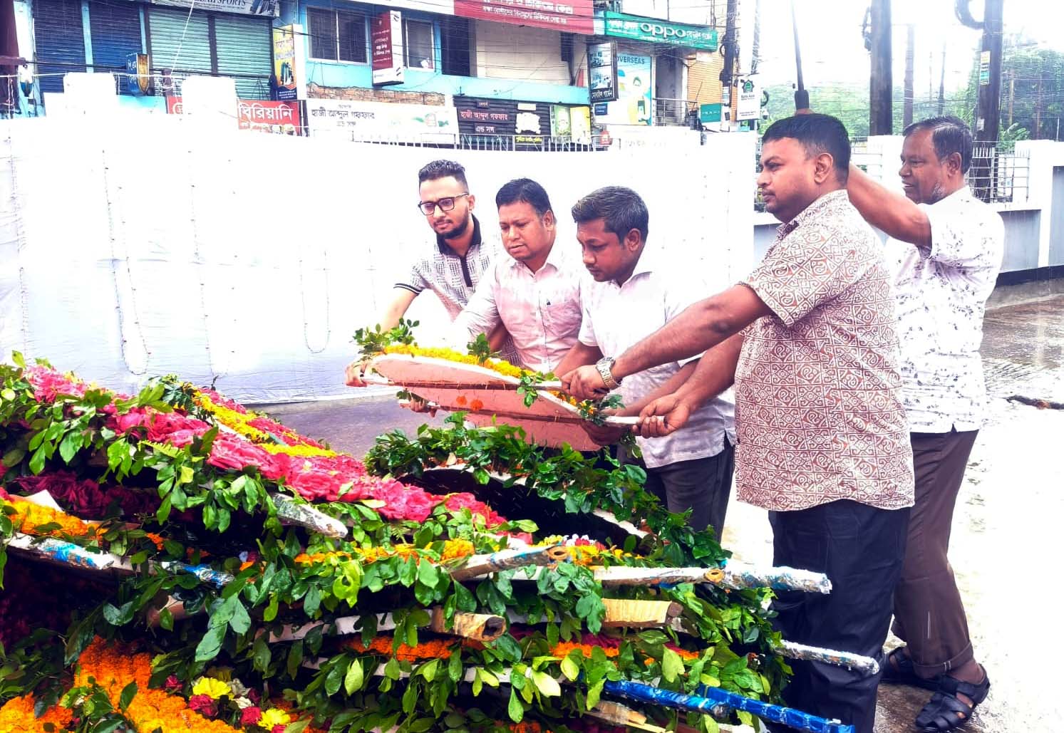 জুলাই স্মৃতিস্তম্ভে সিলেট অনলাইন প্রেসক্লাবের শ্রদ্ধা নিবেদন