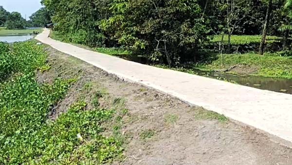 কাদা-পানির দুর্ভোগ পেরিয়ে স্বস্তির পথে ঠাকুরভোগ, নির্মিত দুই সিসি সড়ক