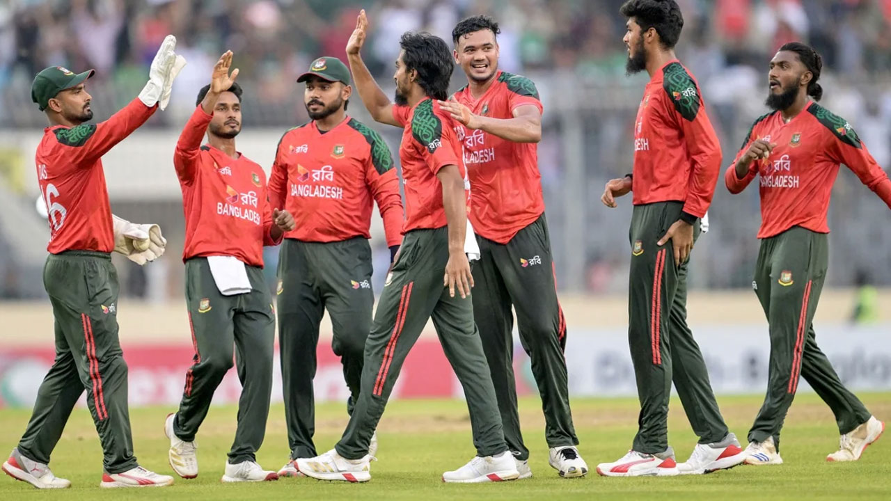 কোনোরকমে একশ ছুঁয়ে অলআউট পাকিস্তান