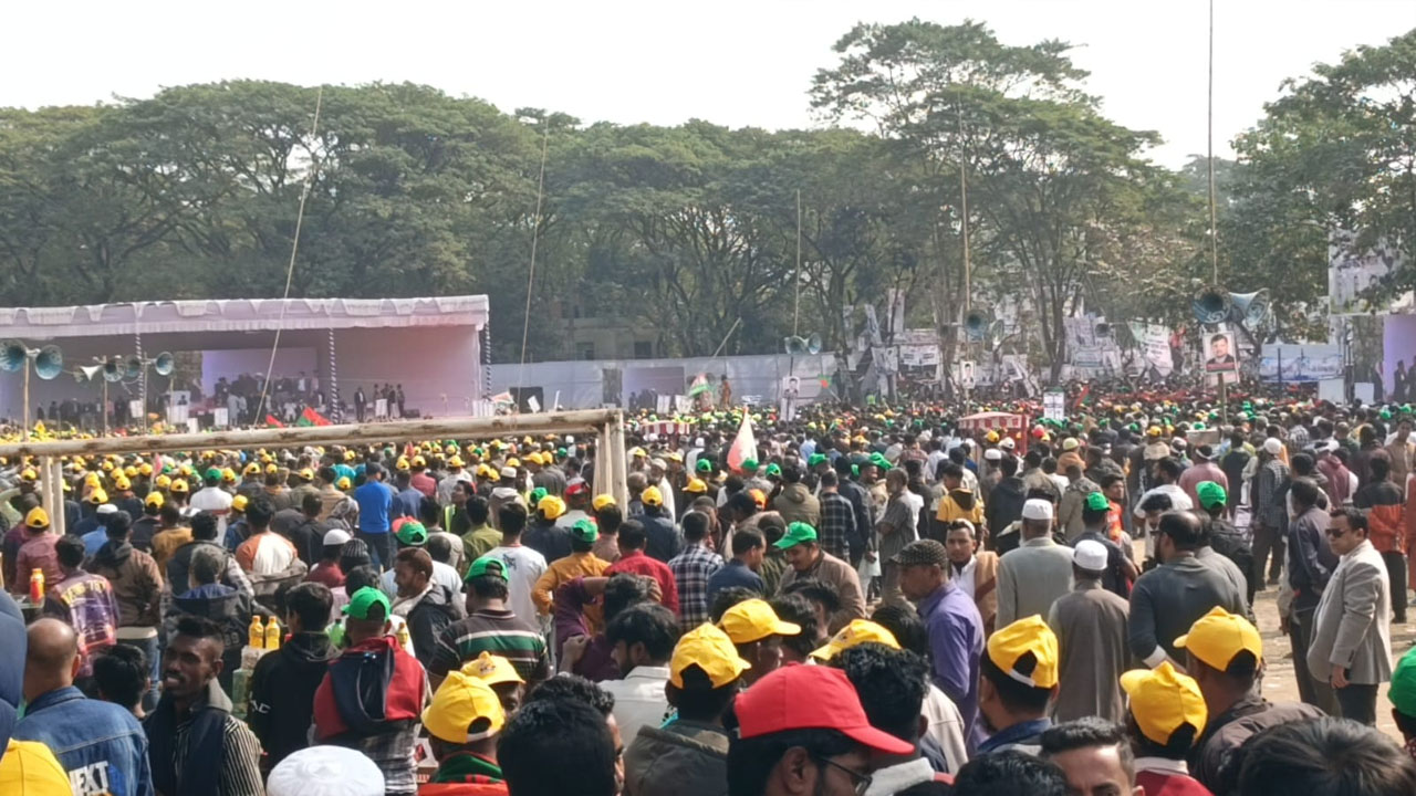 কানায় কানায় পূর্ণ আলিয়া মাদরাসা মাঠ