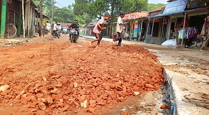 মন্তর গতিতে চলছে সুনামগঞ্জ-তাহিরপুর সড়ক