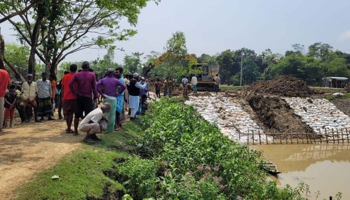 হাওরে জলাবদ্ধতা: ফসল বাঁচাতে কৃষকদের বাঁধ কেটে পানি নিষ্কাশন উদ্যোগ