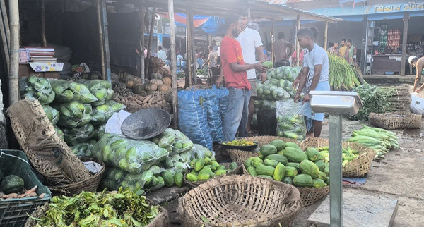সুনামগঞ্জে বেড়েই চলেছে সবজির দাম