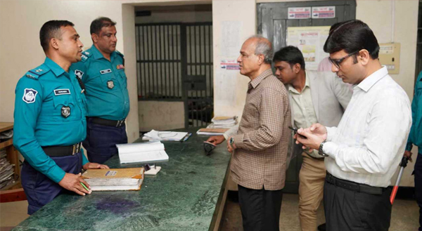 থানা পরিদর্শনে স্বরাষ্ট্র উপদেষ্টা, অবহেলায় এসআই-কনস্টেবল বরখাস্ত