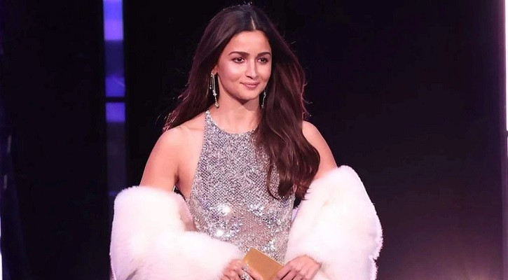 &lsquo;অতি অভিনয়&rsquo; বলে তীব্র কটাক্ষের মুখে জবাব আলিয়ার