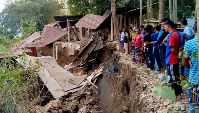 গোলাপগঞ্জে কুশিয়ারা নদী গিলে খেলো বাড়িঘর, আতঙ্কে নদী পাড়ের মানুষ