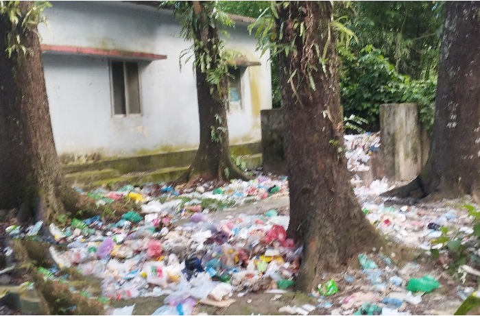 হাসপাতাল নয় যেন ময়লার ভাগাড়, দুর্গন্ধে নাকাল রোগী ও পথচারীরা