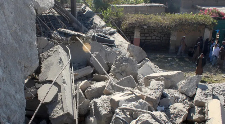 পাকিস্তানে আত্মঘাতী হামলা চালানোয় আফগানিস্তানে বিমান হামলা