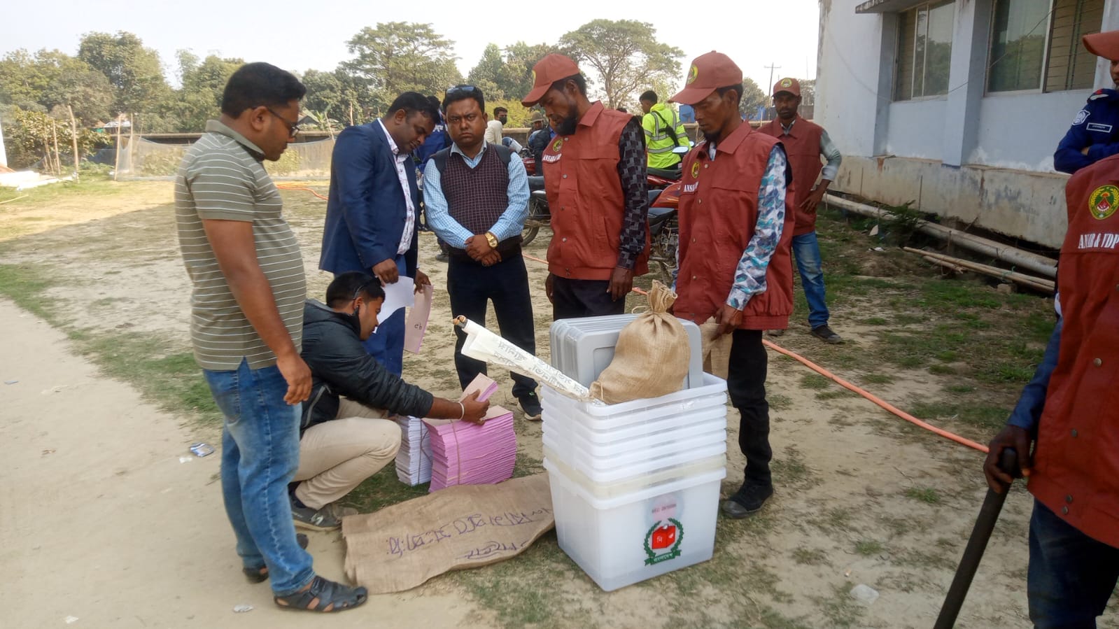 মধ্যনগরের ৩১কেন্দ্রে সিসি টিভি পৌঁছে যাচ্ছে প্রয়োজনীয় উপকরণ
