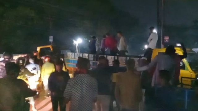 অবরোধ প্রত্যাহার করলেন ট্রাক শ্রমিকরা