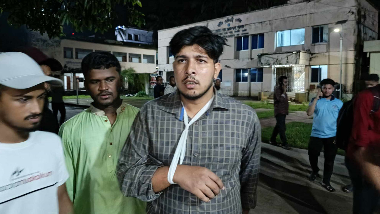 আন্দোলনে নেতৃত্ব দেওয়া শিক্ষার্থীর ওপর হামলা