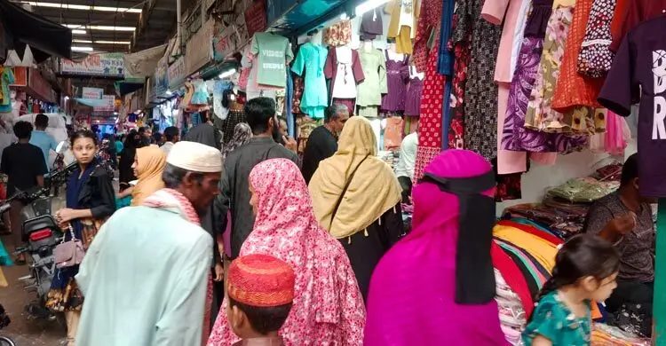 মৌলভীবাজারে শেষ সময়ে জমে উঠেছে ঈদের কেনাকাটা