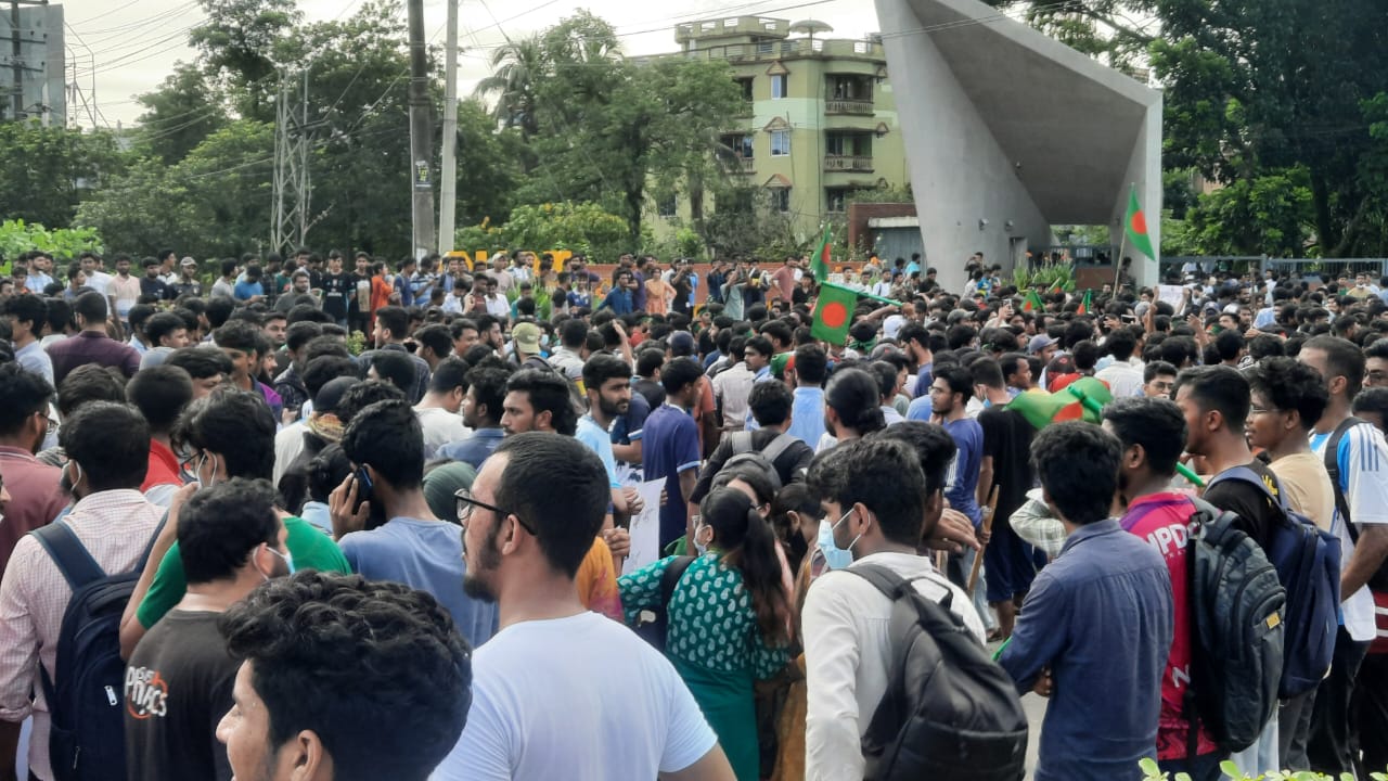 সিলেট-সুনামগঞ্জ সড়কে শিক্ষার্থীদের অবস্থান