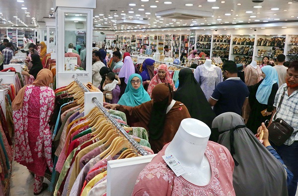 ঈদ বাজারে বাড়ছে ভিড় ও যানজট