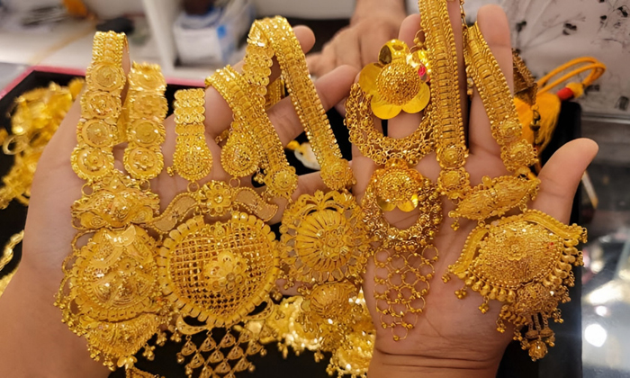 সকালের পর রাতেও বাড়লো সোনার দাম