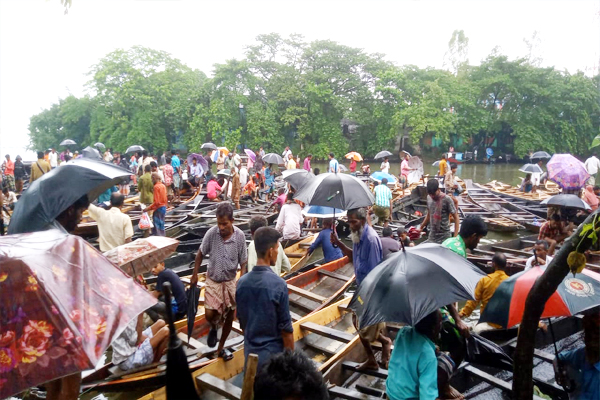 বর্ষা এলেই জমে উঠে শতবর্ষী নৌকার বাজার