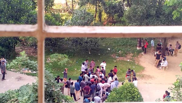 সিকৃবিতে ছাত্রদলের দুই পক্ষের হাতাহাতি, সাংবাদিকের ফোন থেকে ছবি-ভিডিও মুছে ফেলার অভিযোগ