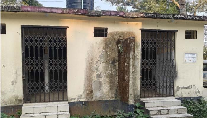 তালাবদ্ধ জগন্নাথপুর উপজেলা স্বাস্থ্য কমপ্লেক্সের একমাত্র শৌচাগার
