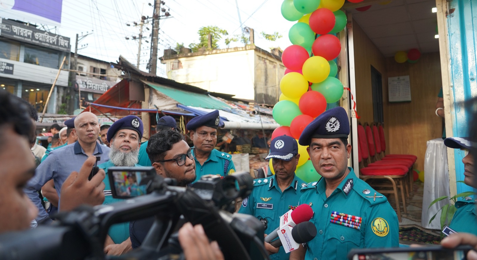 ট্রাফিক পুলিশ রৌদ্র ও বৃষ্টির মধ্যে নিরলসভাবে পরিশ্রম করে যাচ্ছে : এসএমপি কমিশনার