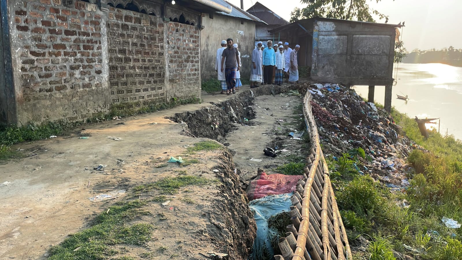 কুশিয়ারার ভাঙনে ধ্বংসের মুখে বিয়ানীবাজারের প্রাচীন বাজার