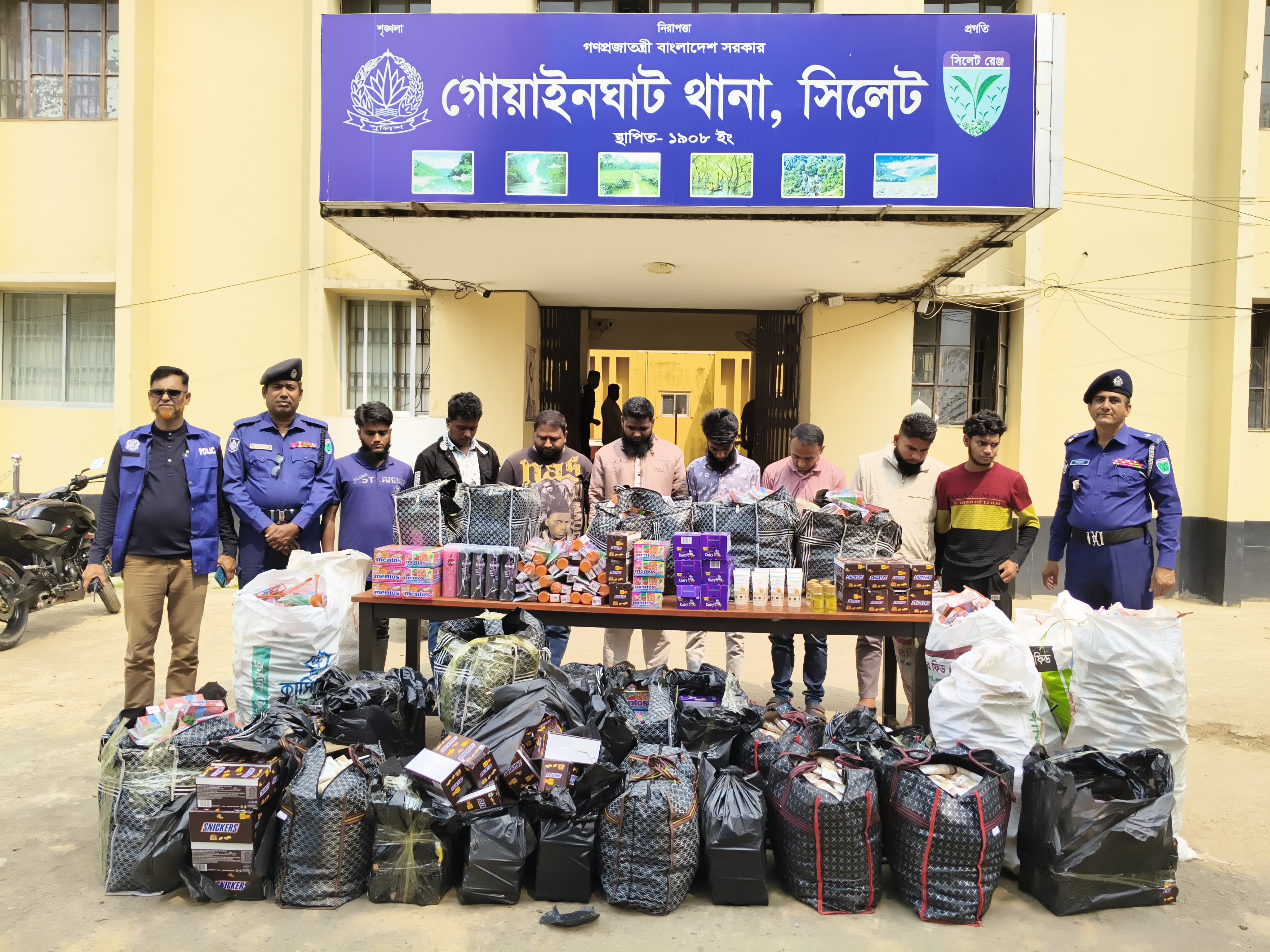 গোয়াইনঘাটে বিপুল পরিমাণ ভারতীয় পণ্যসহ আটক ৮