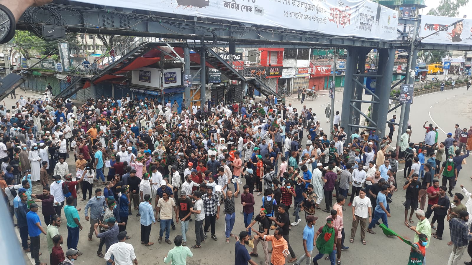 মিছিলে মিছিলে উত্তাল কোর্ট পয়েন্ট, ধাওয়া পাল্টা ধাওয়া