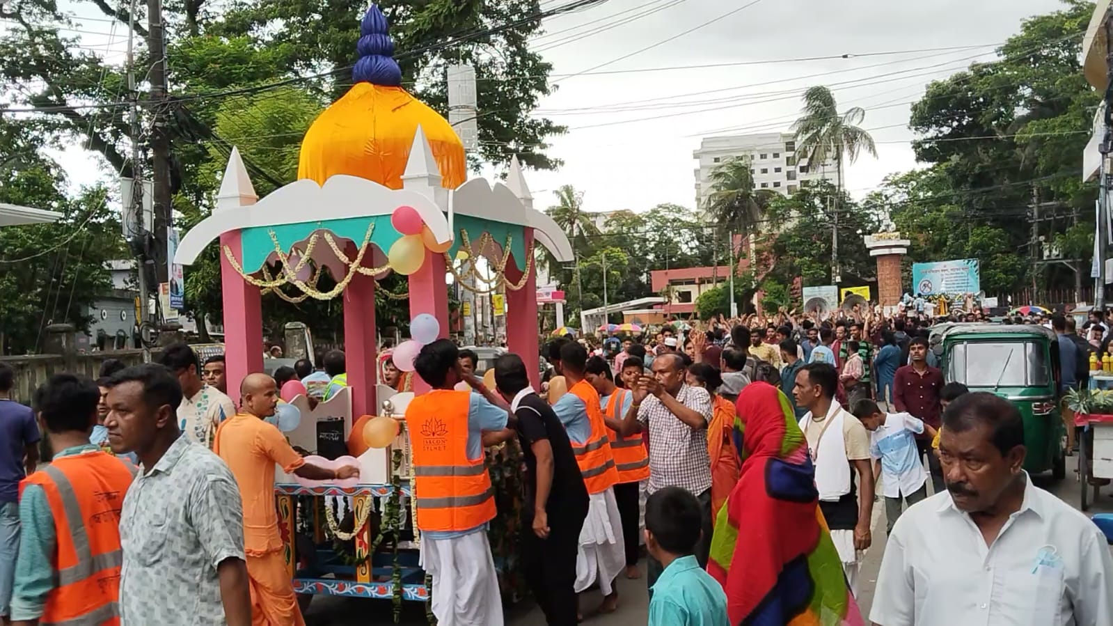 কুড়ি কুড়ি বৃষ্টির দিনে সিলেটের রাস্তায় উল্টো রথের ভক্তিময় আনন্দমেলা