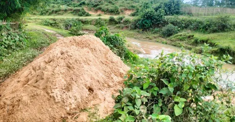 পাহাড়ি ছড়া থেকে বালু লোপাটের হিড়িক