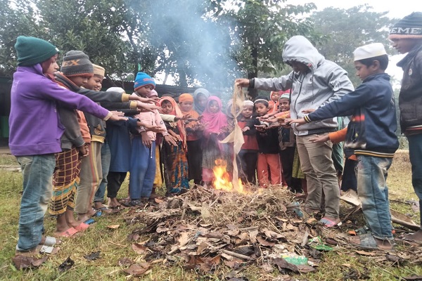 তীব্র শীতে আগুন পোহাতে, ধুম পড়েছে গ্রামে