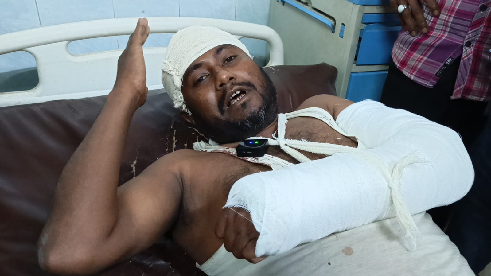 আওয়ামীলীগ ও ছাত্রলীগের হামলায় গুরুতর আহত যুবদল নেতা খলিল ও তার বড় ভাই