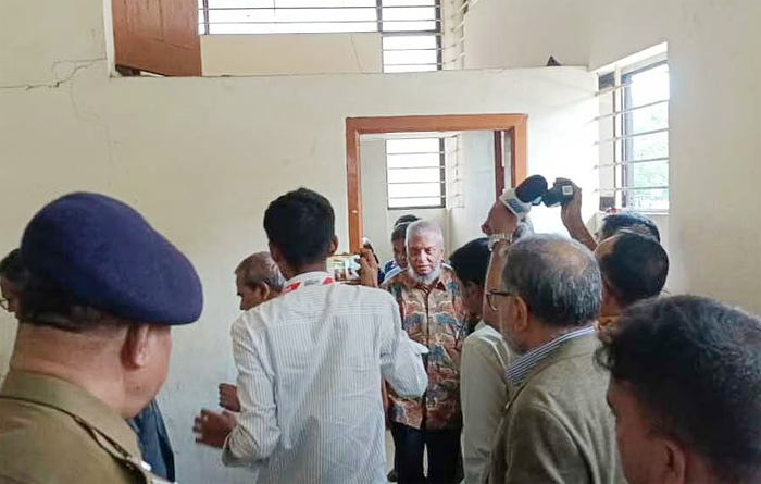 শ্রীমঙ্গল রেলস্টেশনে টয়লেট-বিশ্রামাগারের সমস্যা দেখে সমাধানের নির্দেশ মন্ত্রীর