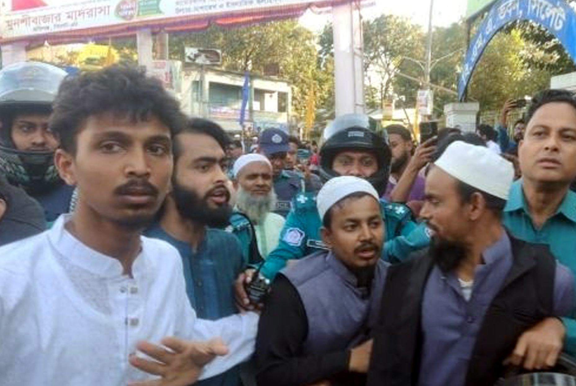 ওসমান হাদির মৃ ত্যু র ঘটনায় উত্তাল সিলেট