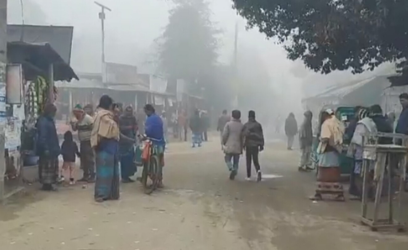 শীতে 'কাবু' শ্রমজীবী মানুষ