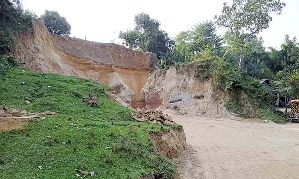 বড়লেখায় পুলিশ তদন্ত কেন্দ্রের কাছেই টিলা কেটে মাটি বিক্রির অভিযোগ