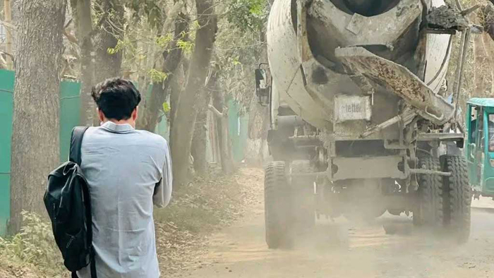 ধুলায় নাকাল শাবি ক্যাম্পাস, মেডিকেলে শিক্ষার্থীদের ভিড়