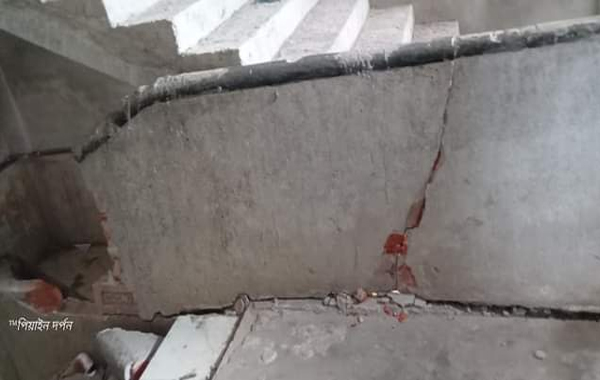  আতঙ্ক সিঁড়ি দিয়ে নামতে গিয়ে ৮ ছাত্রী আহত