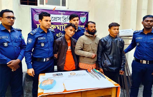 চুনারুঘাটে চেয়ারম্যানের বাড়িতে ডাকাতি : ডাকাত গ্রেফতার ও মালামাল উদ্ধার