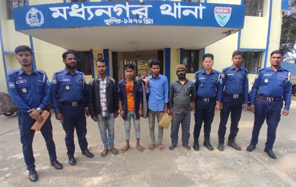 মধ্যনগরে ৯০০ কেজি চিনিসহ আটক ৪ 