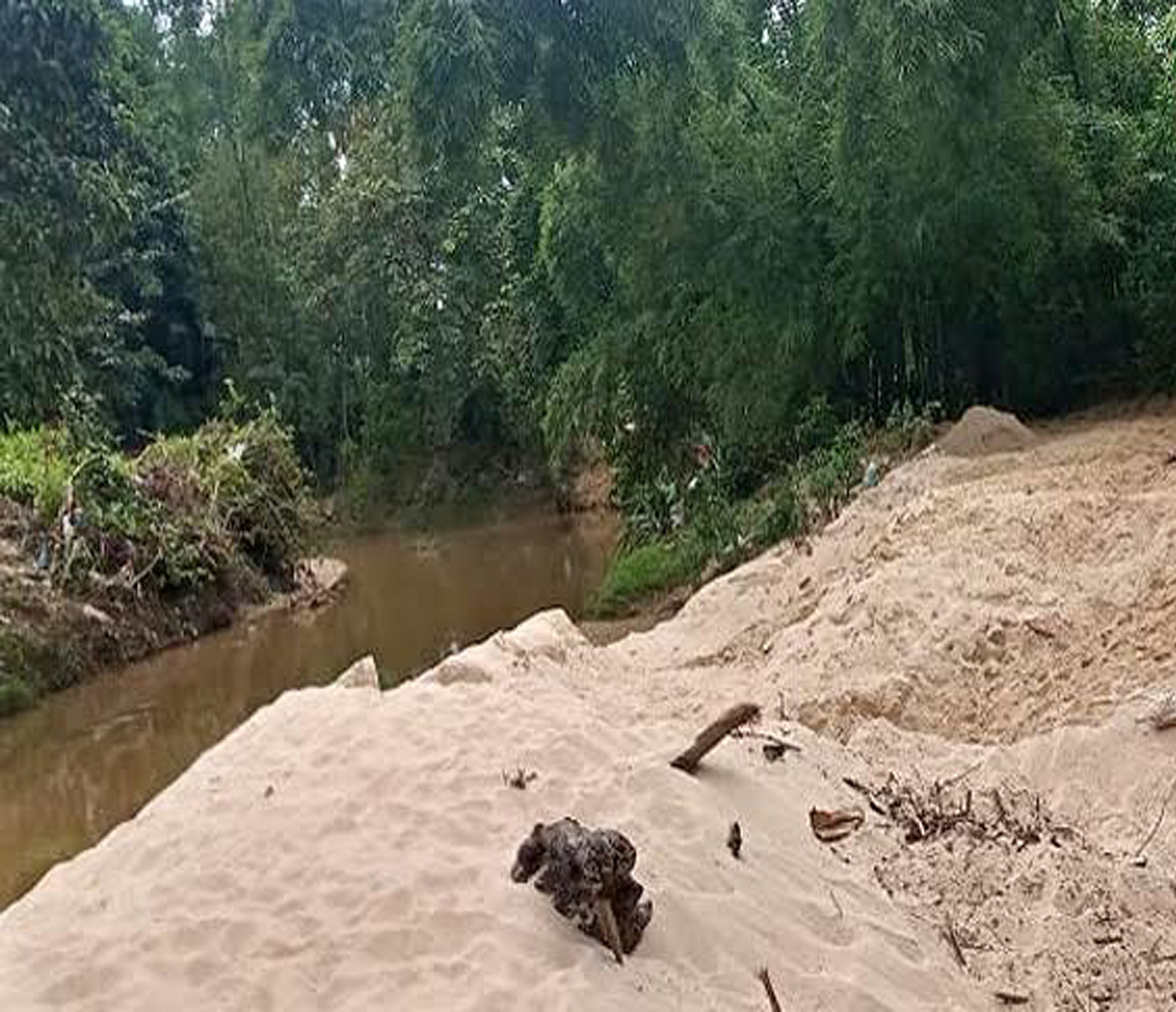 উচ্চ আদালতের নিষেধাজ্ঞা অমান্য করে বালু উত্তোলন