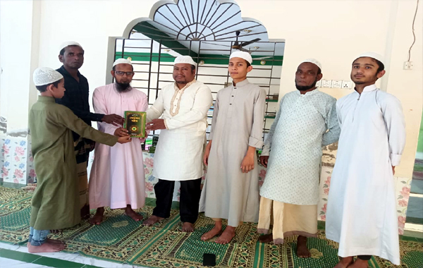 নাদিয়া শিক্ষার্থীদের মধ্যে মহাগ্রন্থ আল-কোরআন বিতরণ