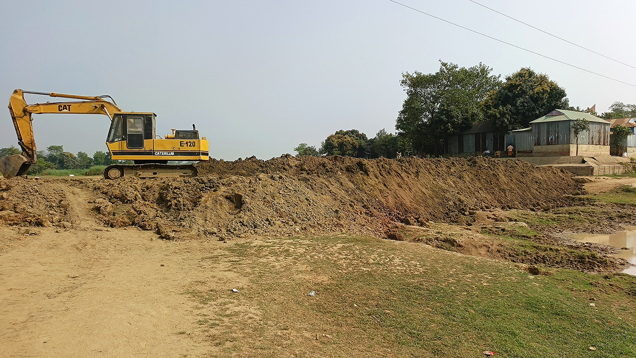 সময় শেষ হলেও, শেষ হয়নি ফসল রক্ষা বাঁধের কাজ