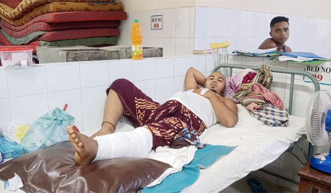'দুই পুলিশ সদস্য কাপড় খোলে, একজন গুলি করে'
