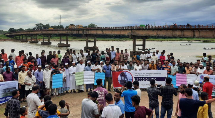 বালু সন্ত্রাসের তাণ্ডবে ধসের ঝুঁকিতে ধলাই সেতু, ক্ষুব্ধ এলাকাবাসী