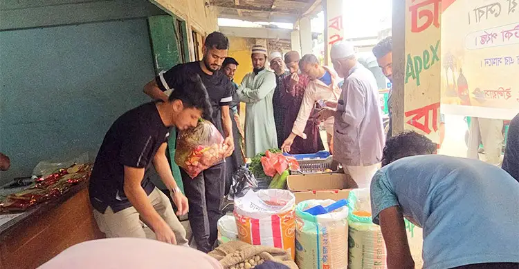 প্রশংসায় ভাসছে আট বন্ধুর বিনা লাভের বাজার