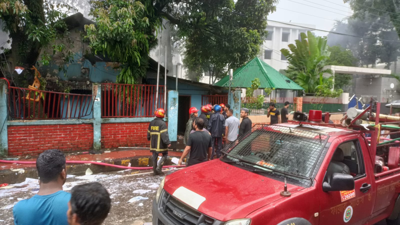 সিলেটে মন্ত্রী-এমপিদের বাসা ও সরকারী স্থাপনায় ভাঙচুর